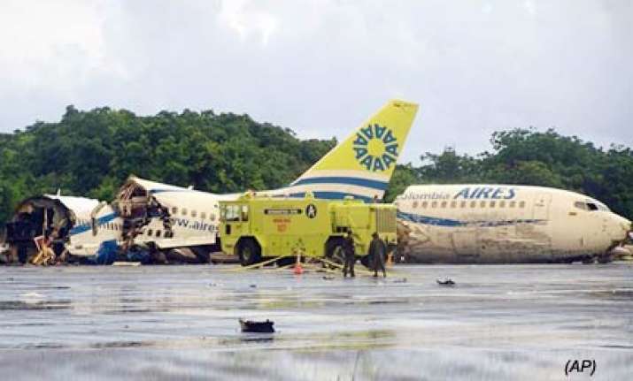 miracle as lightning splits boeing into 3 parts 1 killed