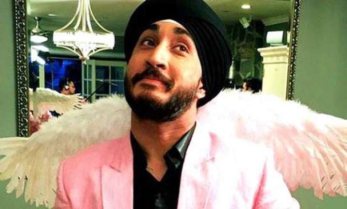sikh comedian jusreign forced to remove turban at us airport