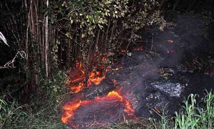 lava 30 meters from hawaii home nearing main road