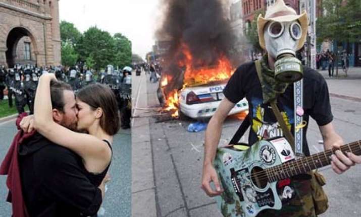 toronto police fires tear gas at g20 protesters