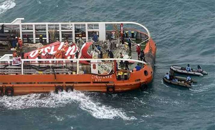 divers retrieve airasia jet s black box recorders from sea