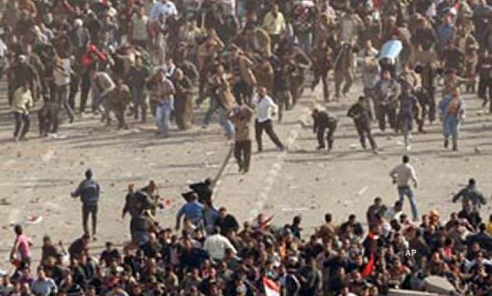 streetfights in cairo as supporters opponents of mubarak