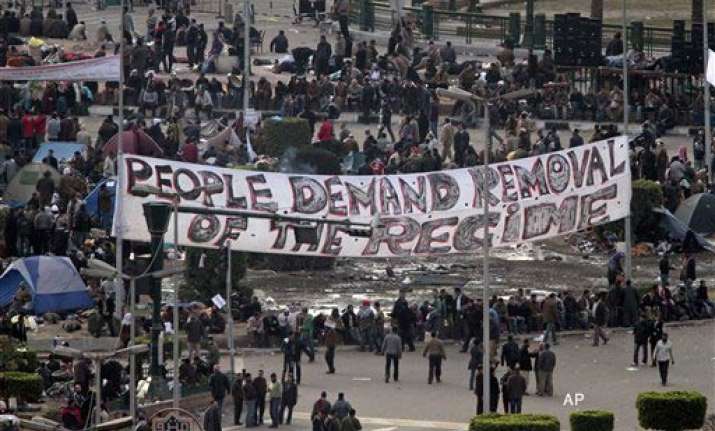clashes intensify in cairo violence spreads