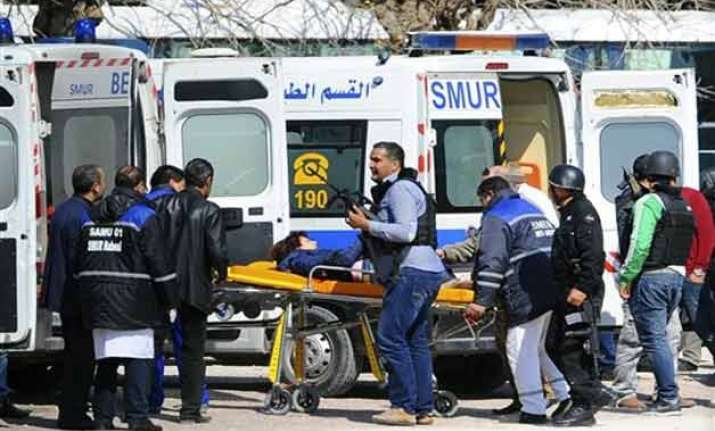 21 killed in tunisia attack 2 3 gunmen at large