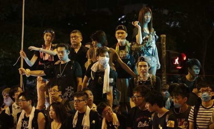 hong kong protesters set for talks govt hq shuts