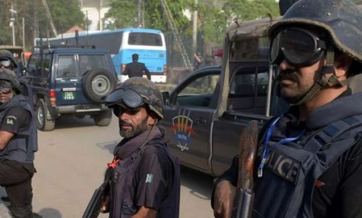 pakistan launches hunt for bus hijackers who killed 19