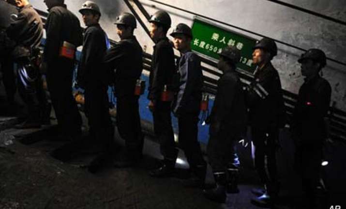 china mine blast rescuers try to reach 11 trapped