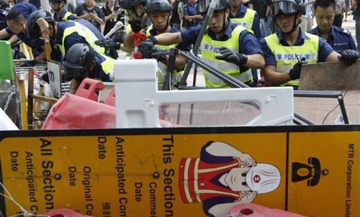 hong kong police clear protesters out of tunnel