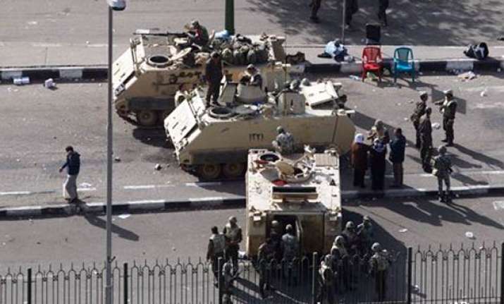 egyptian army starts rounding up journalists