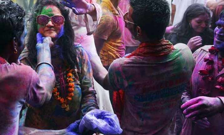 human shield to protect hindus celebrating holi in pakistan