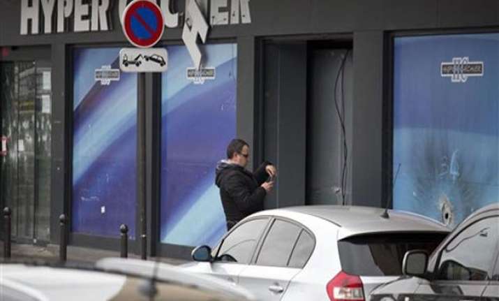 5 held over paris attacks freed from custody