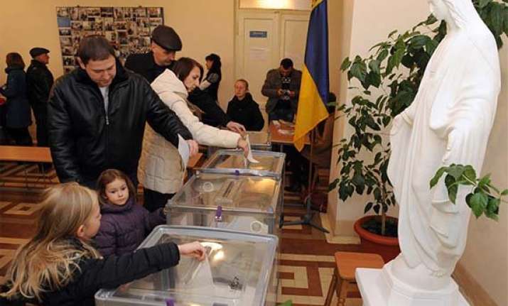 poroshenko s bloc leads ukraine s polls