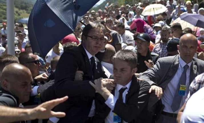 serbia pm aleksandar vucic attacked at srebrenica ceremonies