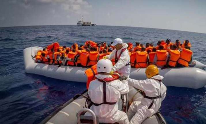 400 migrants saved from wreck off libya 25 bodies found