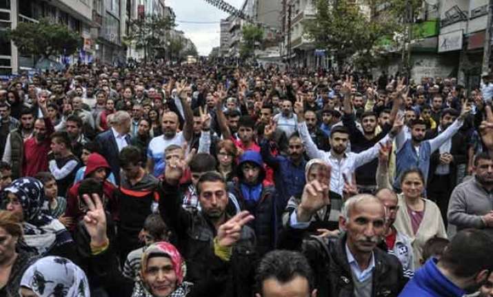 turkey thousands gather to mourn victims of ankara bombings