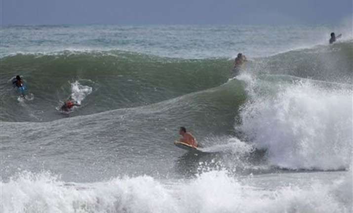 1 dead as hurricane strengthens aims for bermuda