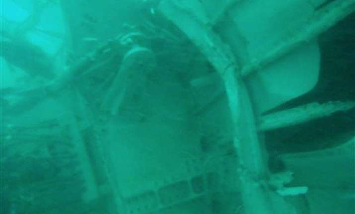 divers looking for black boxes in crashed airasia plane