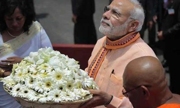 pm modi offers prayer at mahabodhi tree in lanka s ancient