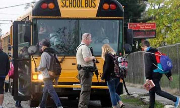 2 killed 4 injured in us school shooting