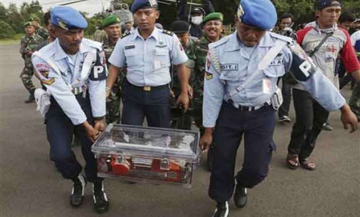 divers retrieve 2nd black box from airasia crash