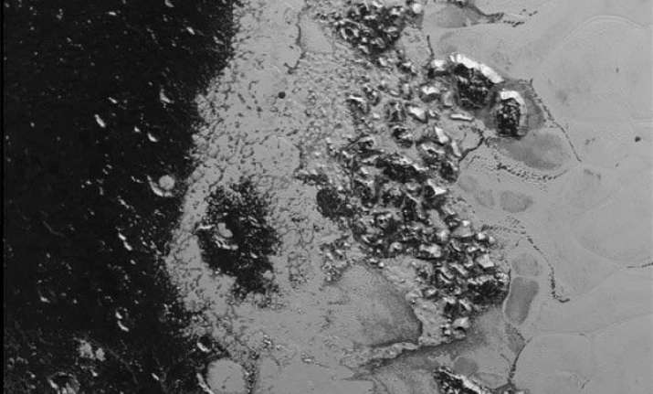 nasa probe finds second mountain range in pluto s heart