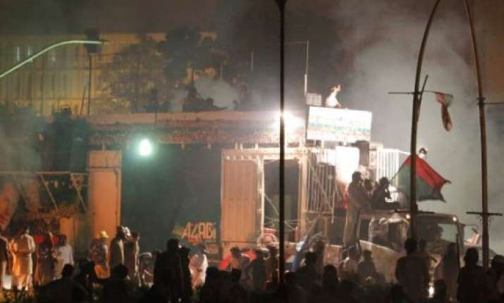 police blocks road leading to nawaz sharif s lahore