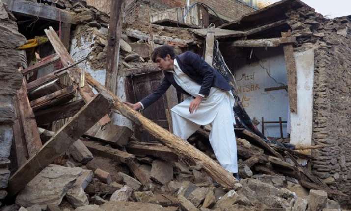 over 300 dead in pak afghan quake