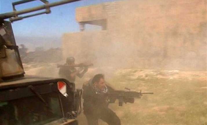 iraqi soldiers militiamen enter islamic state held tikrit