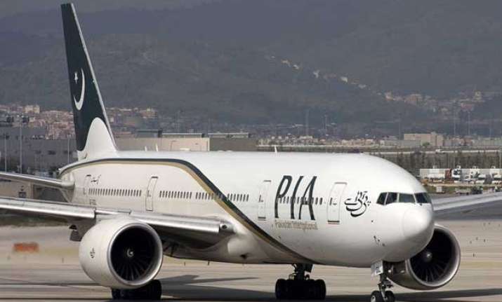 pakistan international airlines suspends services to dhaka