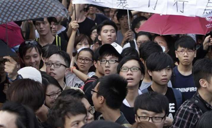 hong kong protests thin as two sides agree to talk
