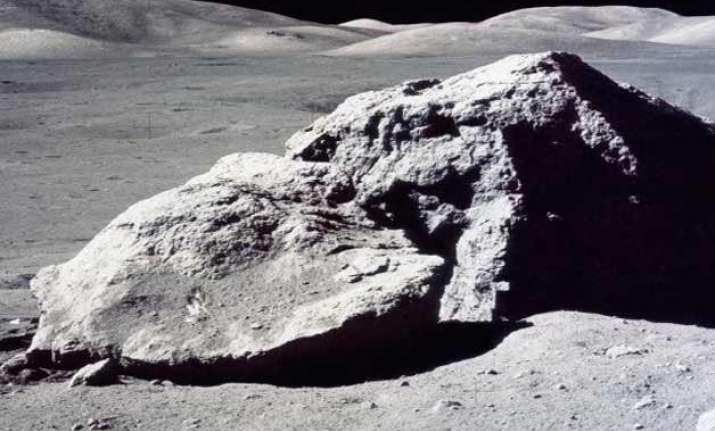 new technique can reveal age of moon rocks