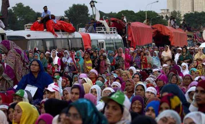 pakistan protesters march towards pm sharif s house