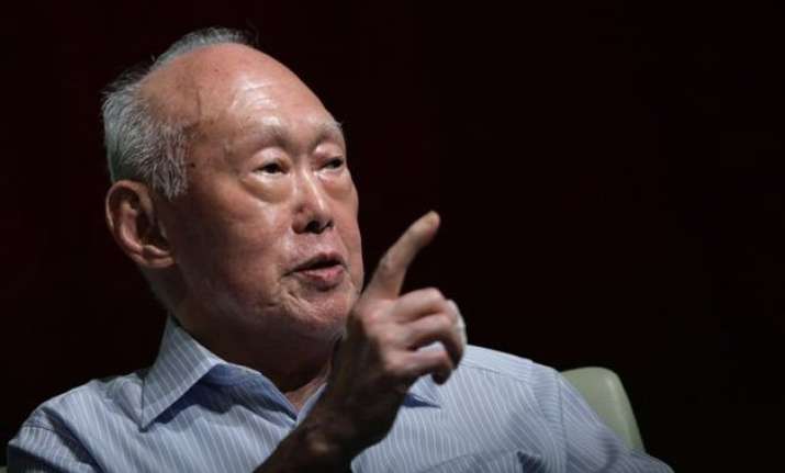 thousands pay tribute to lee kuan yew on singapore s streets