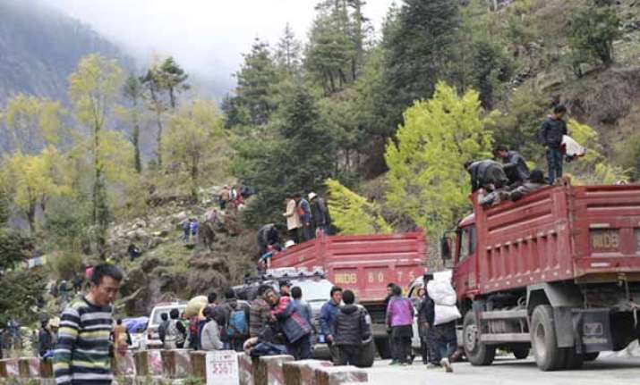 china evacuates people from quake hit tibetan town