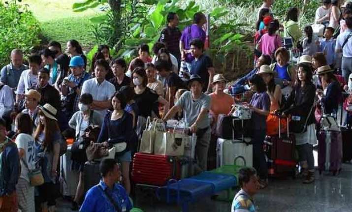 australian airlines cautiously resume flights to bali