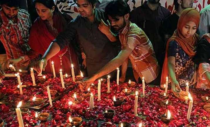 pakistan mourns church victims christians protest