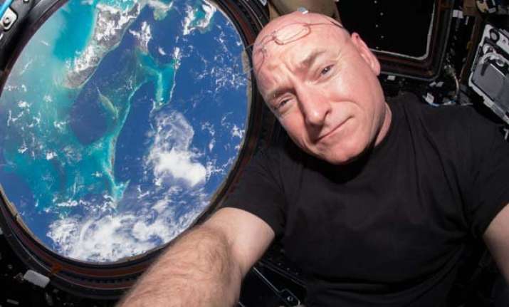 obama welcomes nasa s scott kelly back to earth