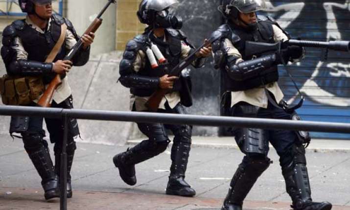 33 break out of venezuelan jail