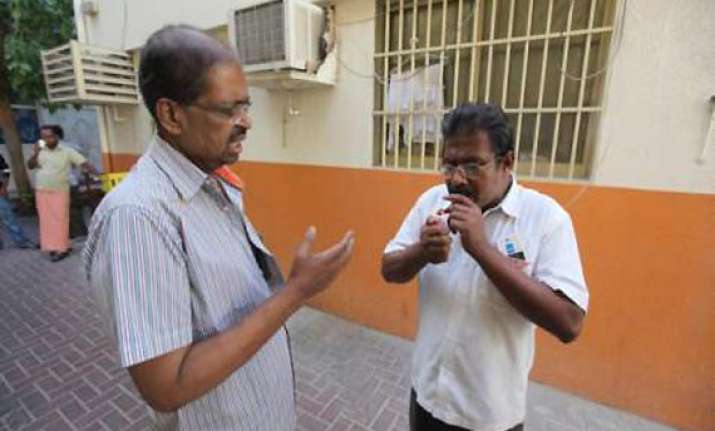 indian cigarette snatcher dies in dubai