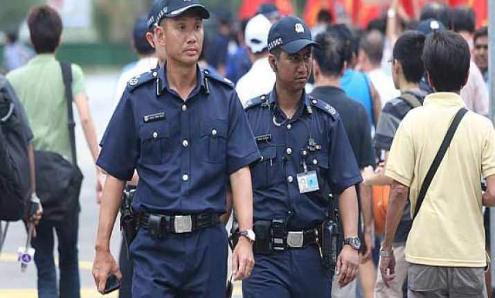 indian origin flight attendant fined for threatening to