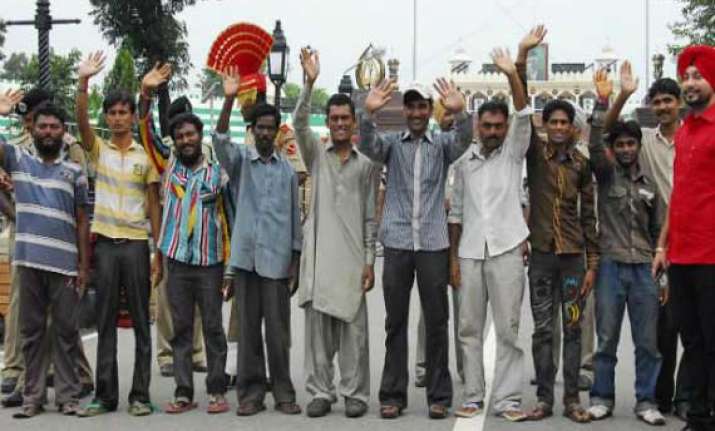151 indian prisoners handed over by pak at wagah