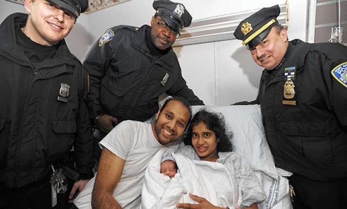 indian origin woman gives birth to jhatpat on us train