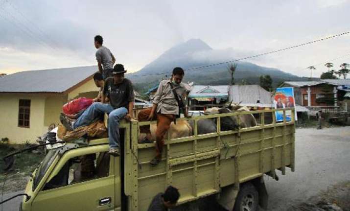 indonesia volcano erupts again forces evacuations