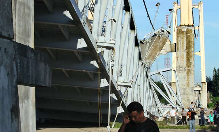 indonesia bridge collapses 4 dead scores missing