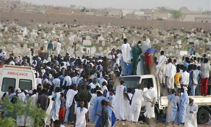 islamists execute man before 600 in north mali