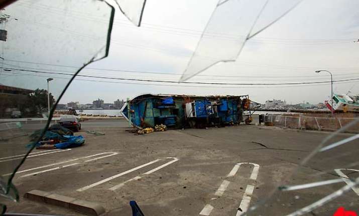 japan lifts new tsunami warning after 7.4 quake