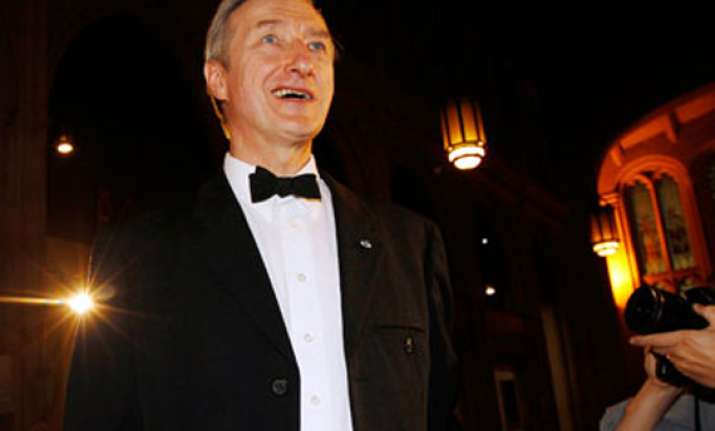 julian barnes wins prestigious booker prize