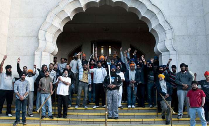 london riots armed sikhs protect gurdwara