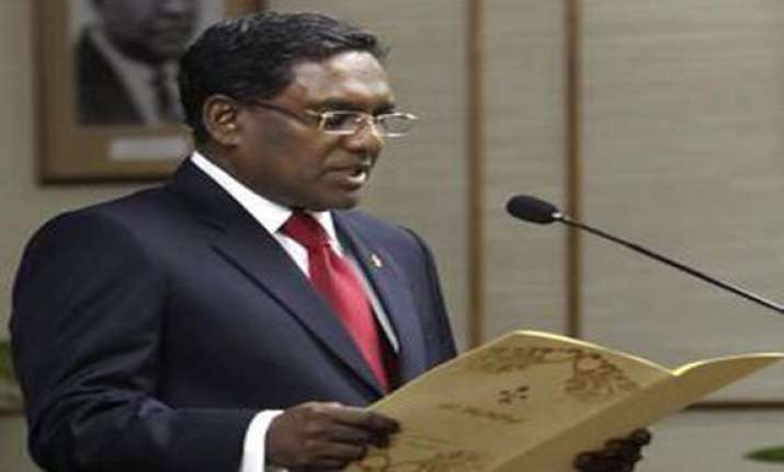 maldives names defence minister as violence spreads