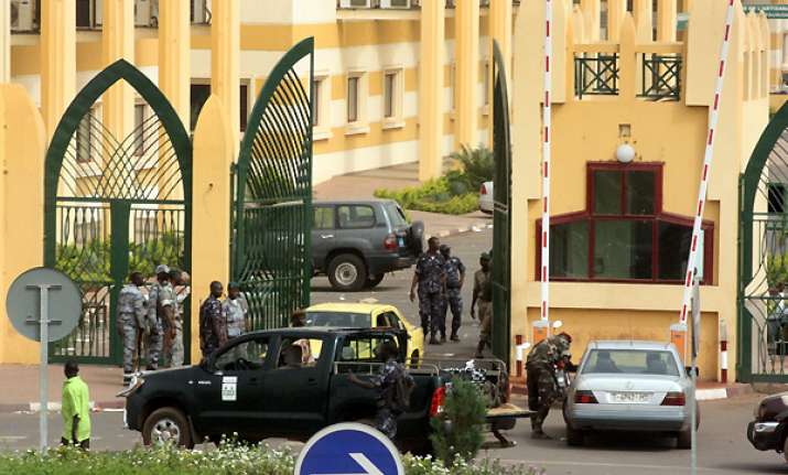 mali junta shuts borders after coup president safe